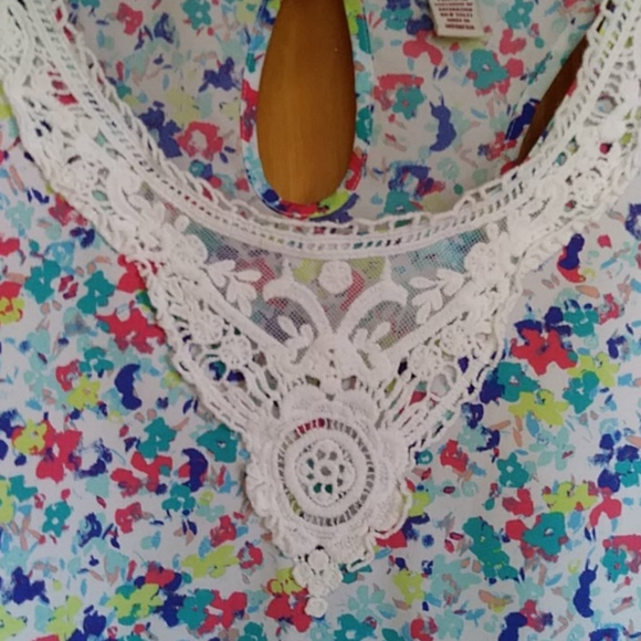 Arizona Jeans Co. Floral Crochet Tank Top - Picture 7 of 15